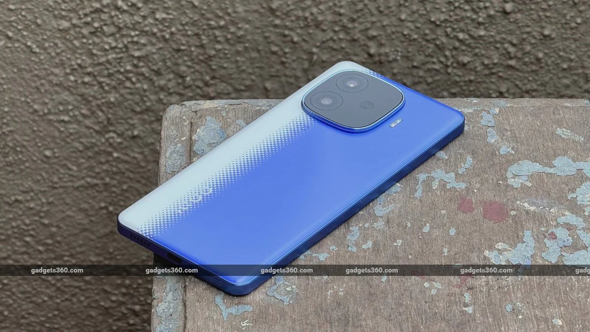 iqoo_neo_10r_design_plain_gadgets_360_1744025103038.jpg