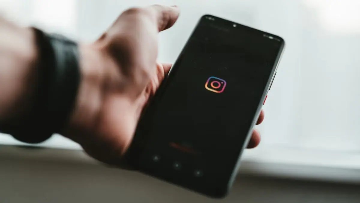instagram_unsplash_claudio_schwarz_1759143466652.jpg