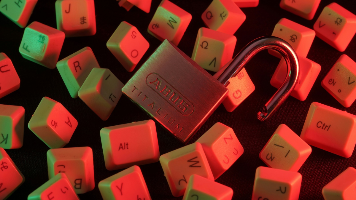 zano_resumes_chain_flyd_unsplash_main_1790597302575.png